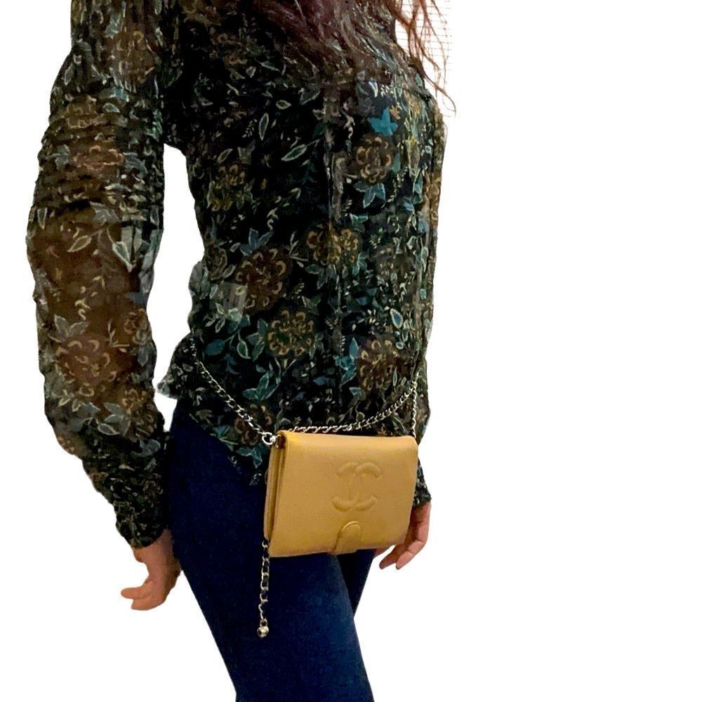 CHANEL Beige Leather CC Snap Clutch - Picture 2 of 15